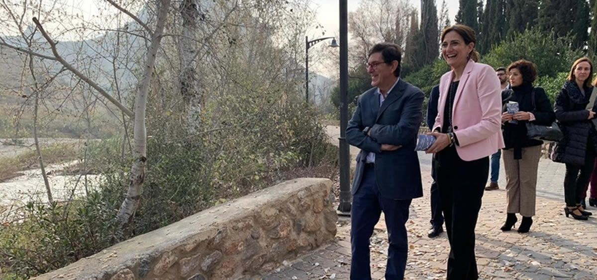 El consejero de Salud junto con la alcaldesa de Archena conociendo las rutas senderistas de la localidad  (Foto. Región de Murcia)