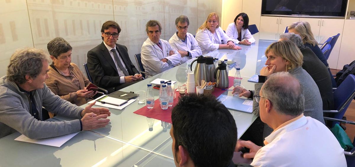 Salvador Illa y Alba Vergés reunidos con el equipo médico del Hospital Clínic de Barcelona (Foto. @sanidadgob)