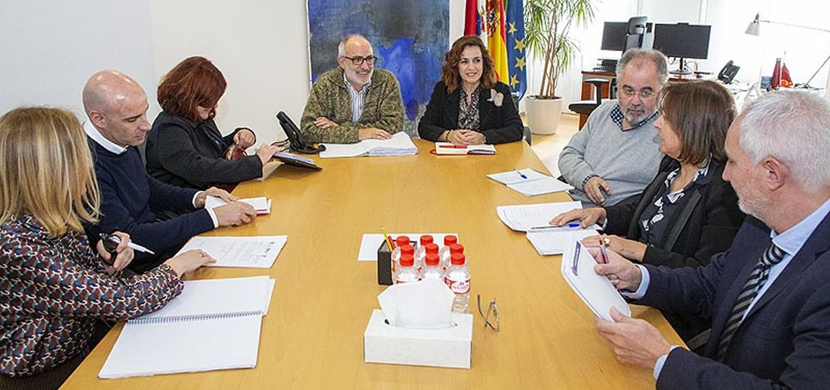 Titulares de Sanidad y Servicios Sociales presidiendo la mesa de la primera reunión (Foto. Gobierno de Cantabria)