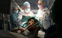 Dagmar Turner, paciente operada mientras toca el violín (Foto. News)