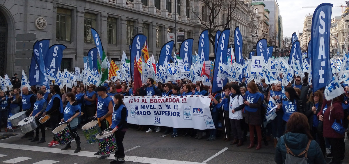Técnicos en Cuidados de Enfermería protestando por las calles de Madrid. (Foto. SAE