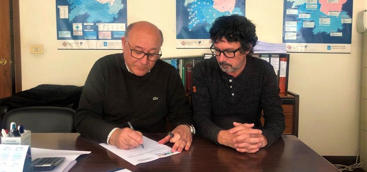 El presidente del Sindicato Médico, Ramón Barreiro, y el Secretario General, Antonio Otero, fueron los primeros en firmar la petición (Foto. CESM Galicia)
