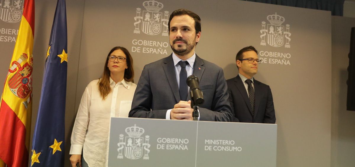 El ministro de Consumo, Alberto Garzón, junto a otros representantes del departamento (Foto: Ministerio de Consumo)