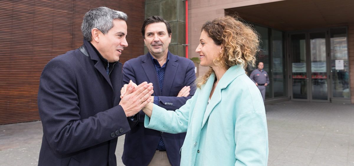 El vicepresidente Pablo Zuloaga recibe a la delegada del Gobierno en Cantabria, Ainoa Quiñones, a la entrada del Hospital Marqués de Valdecilla (Foto: Raúl Lucio)