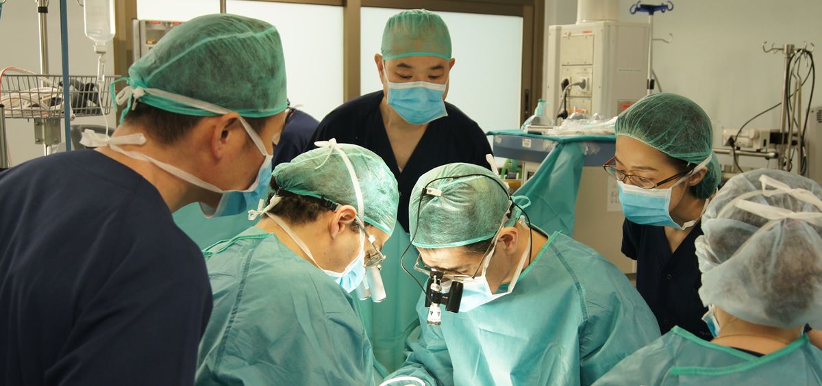 Los cirujanos japoneses, durante su visita (Foto: Hospital La Luz)