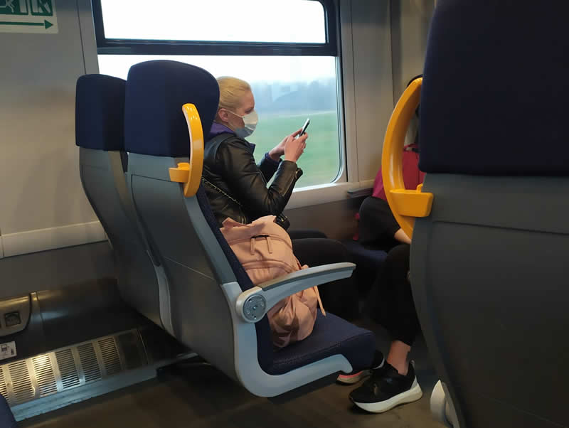 Una mujer con mascarilla utiliza el transporte público en Milán (Foto. Pablo Fdez.)