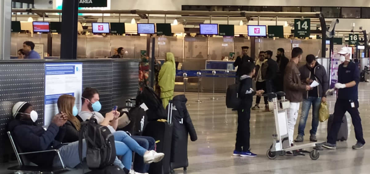 Pasajeros en el aeropuerto de Milan-Malpensa (Foto. Pablo Fernández)