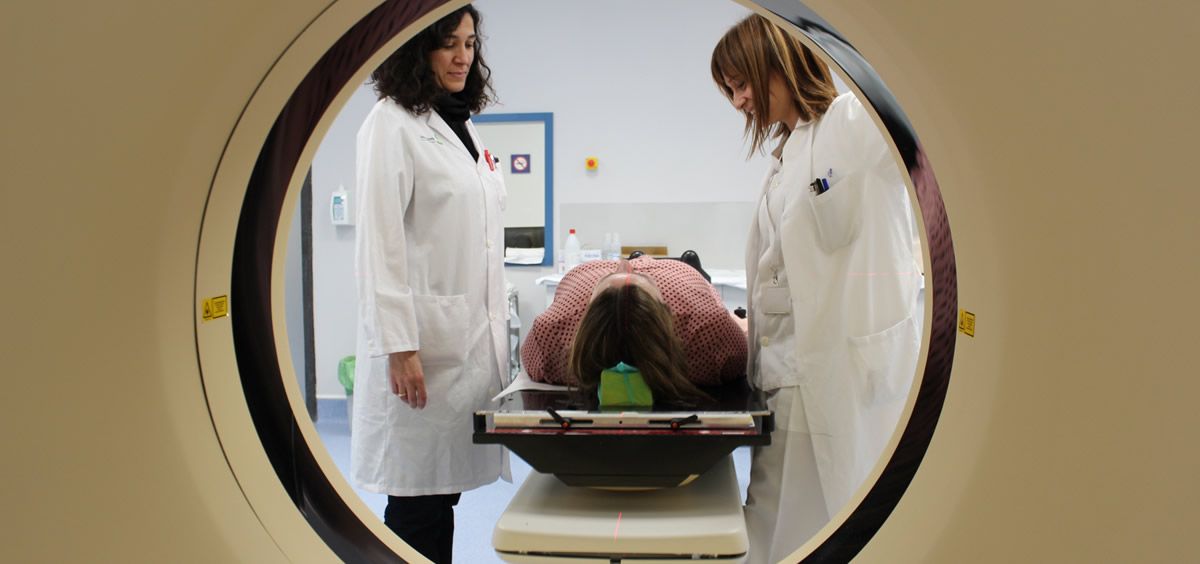 Profesionales realizando el tratamiento de radioterapia en el nuevo equipo de tomografía computarizada  (Foto. Castilla La Mancha)