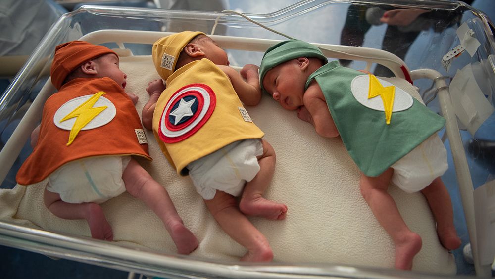 Los bebés ingresados en la UCI, disfrazados de superhéroes
