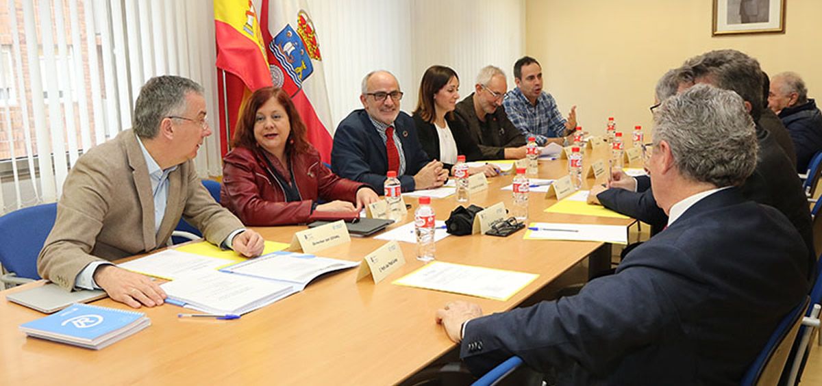 El consejero de sanidad presidiendo el patronato del pasado martes (Foto. Gobierno de Cantabria)