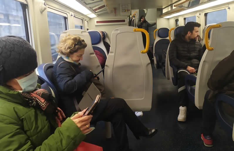 Pasajeros en un tren de Milán (Foto. Pablo Fernández)