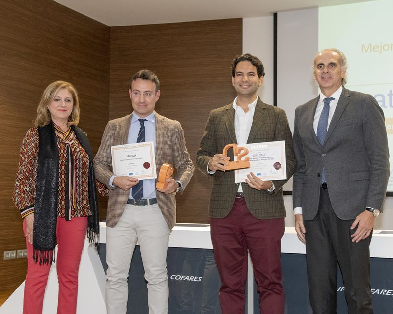 Roberto Martín Reyes y Nicolás Achkar Tuglaman en la recogida del premio