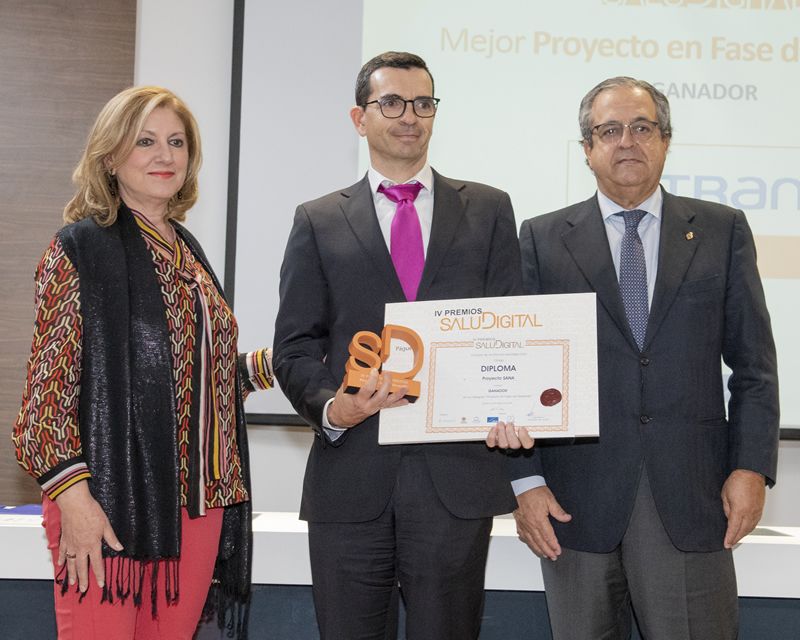 Santiago Díaz Domínguez en la recogida del premio