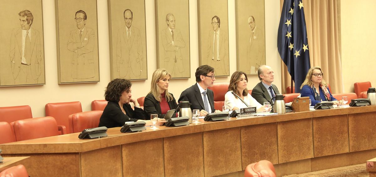 La Mesa de la Comisión de Sanidad, atenta a la comparecencia de Salvador Illa (Foto: PSOE)