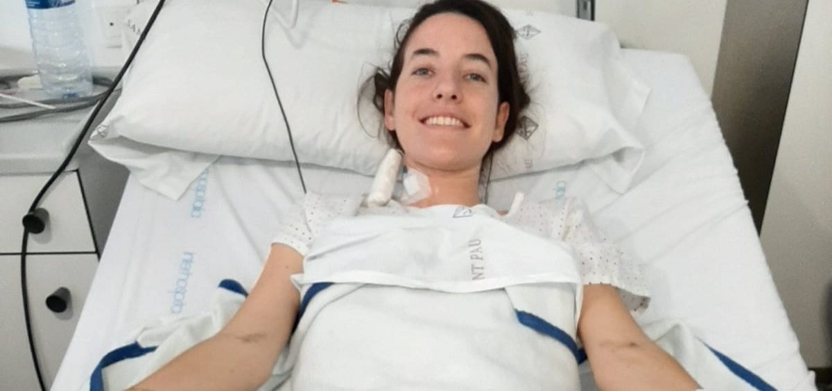 Adela Gómez sonriente y esperanzadora durante su estancia en el Hospital Sant Pau de Barcelona (Foto. Gofundme)