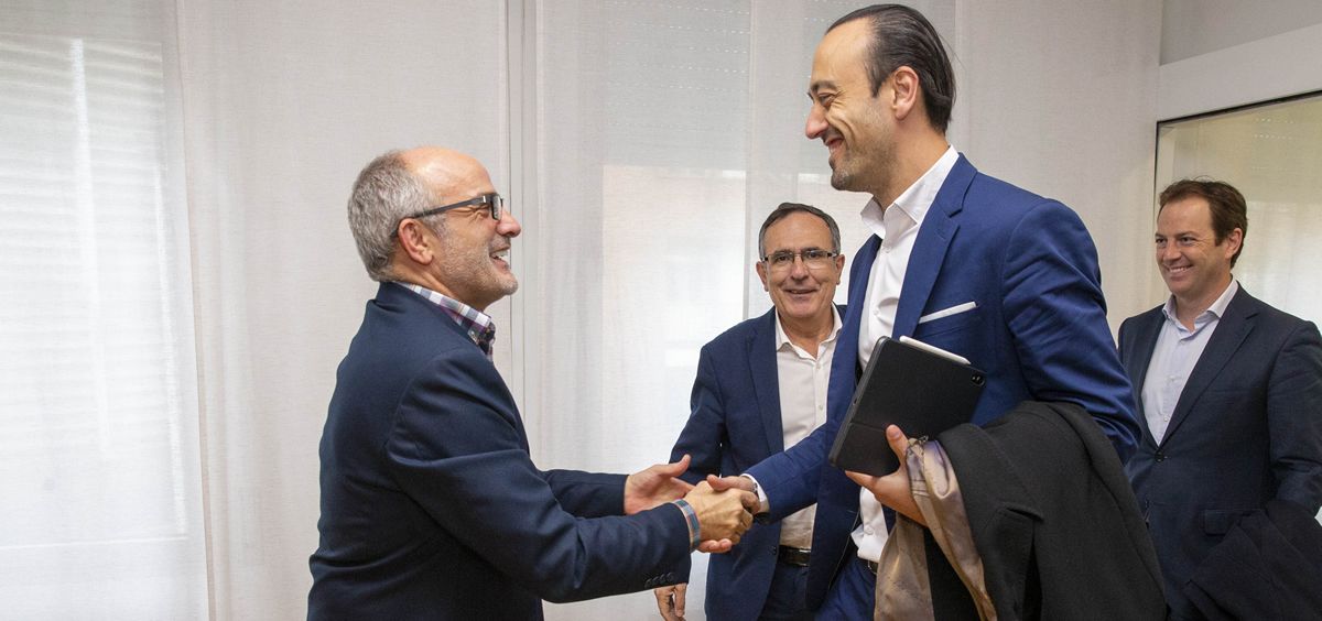 Miguel Rodríguez y Javier López Estrada se saludan antes del encuentro que han mantenido en dependencias de la Consejería de Sanidad (Foto. Gobierno de Cantabria)