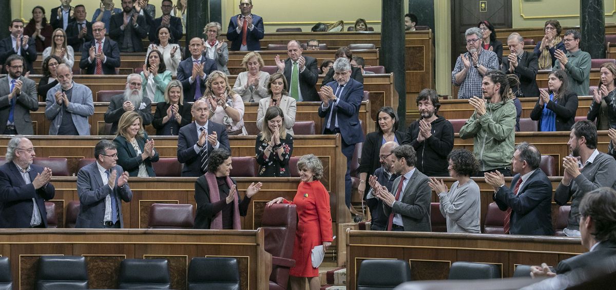 María Luisa Carcedo, en el centro, tras defender en el Congreso la ley de eutanasia (Foto: PSOE)