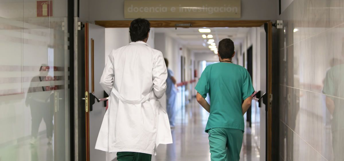 Sanitarios en el pasillo de un hospital. (Xunta de Galicia)