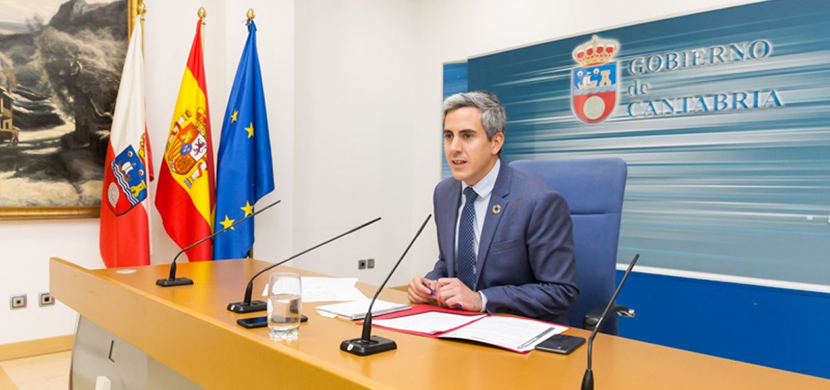 El vicepresidente durante la rueda de prensa en la que ha informado de los acuerdos de Consejo de Gobierno (Foto: Raúl Lucio / Gobierno de Cantabria)