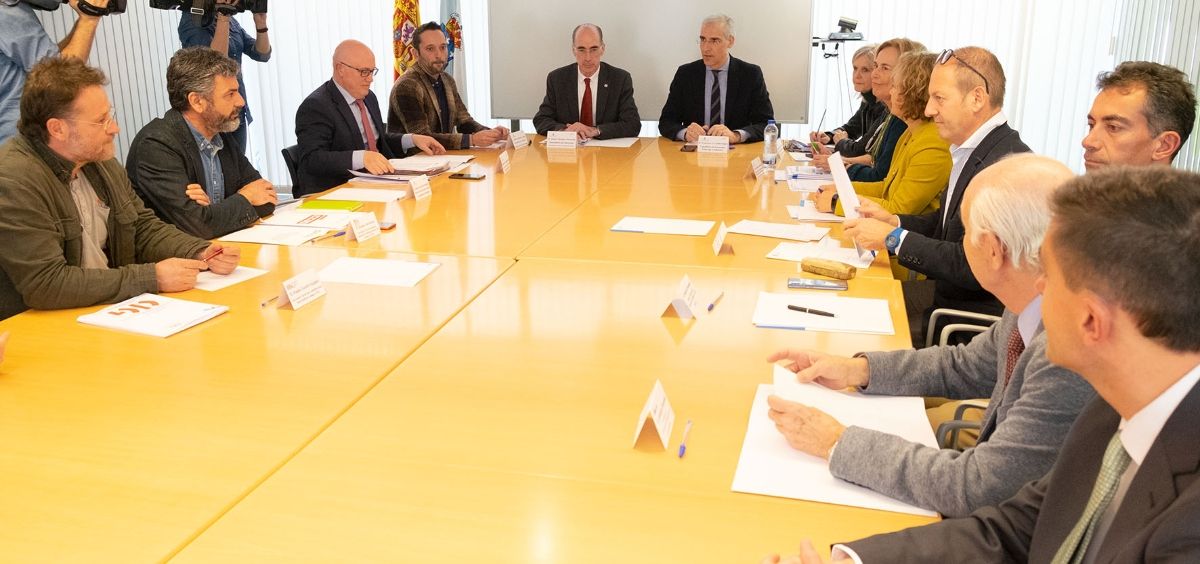 Imagen de la reunión de Vázquez Almuiña y Conde junto a empresarios y sindicatos. (Foto. Xunta)