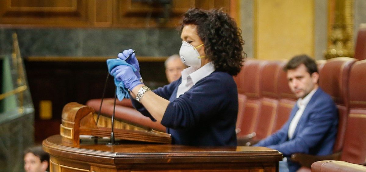 Valentina, trabajadora del Congreso que ha limpiado el atril tras las intervenciones de los diputados (Foto: Flickr PSOE)