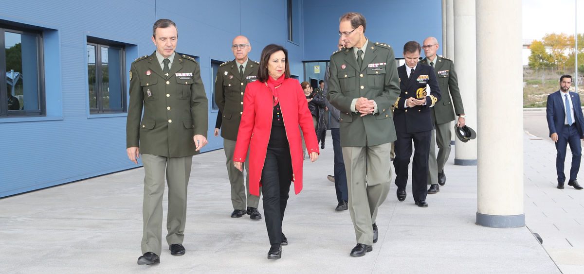 Margarita Robles, durante una visita al Centro Militar de Farmacia de Defensa (Foto: Ministerio de Defensa)
