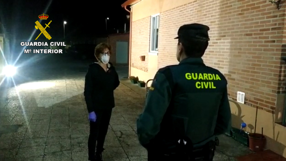 Un agente visita una residencia de mayores (Foto: Guardia Civil)