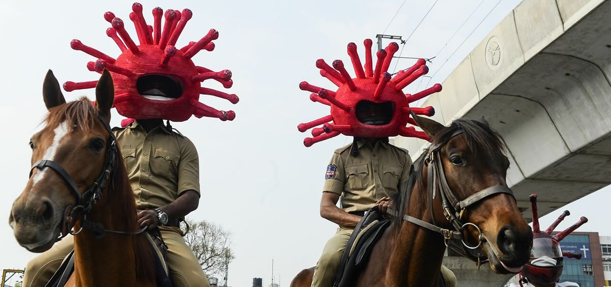 Dos policías de La India, con el 'coronacasco'.