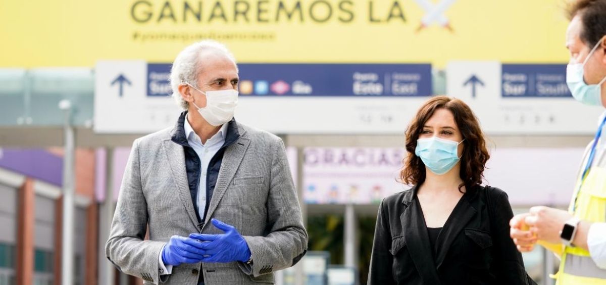 La presidenta de la Comunidad de Madrid, Isabel Díaz Ayuso, junto al consejero de Sanidad, Enrique Ruiz Escudero, durante su visita al hospital de Ifema. (Foto. Comunidad de Madrid)