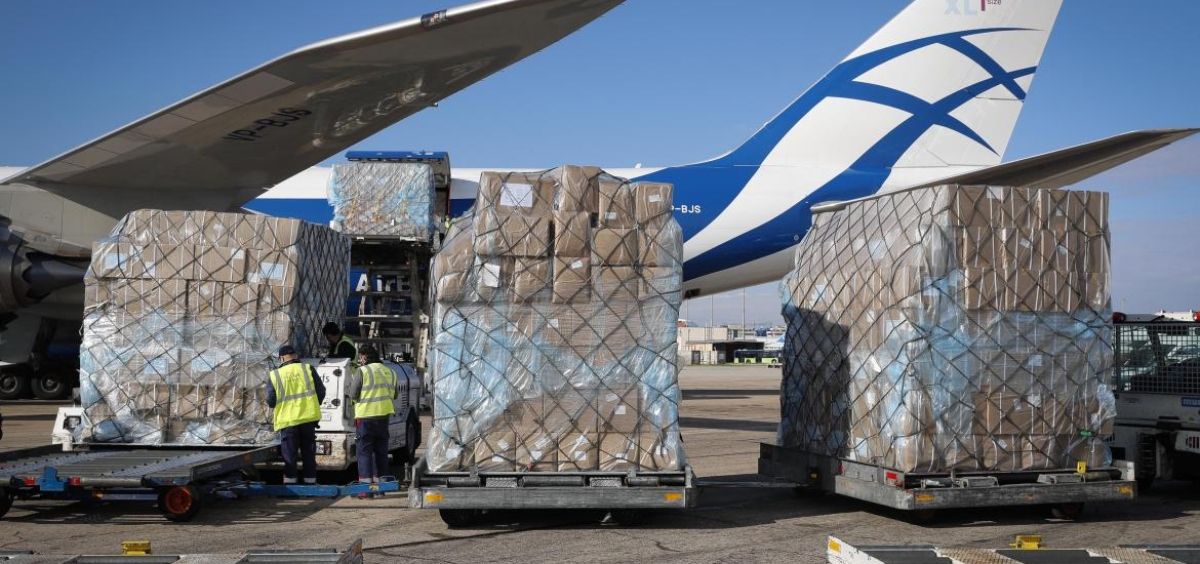 Carga de 113 toneladas de material sanitario descargas en el Aeropuerto Madrid Barajas. (Foto. Comunidad de Madrid)