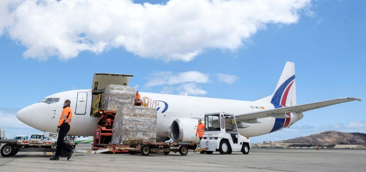 Fotografía del avión con el material sanitario de protección (Foto. Gobierno de Canarias)
