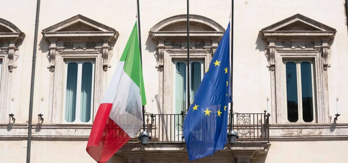 La banderas italiana y la europea ondeando a media asta en todas las oficinas públicas como símbolo de duelo por las víctimas del país. (Foto. Governo.it)