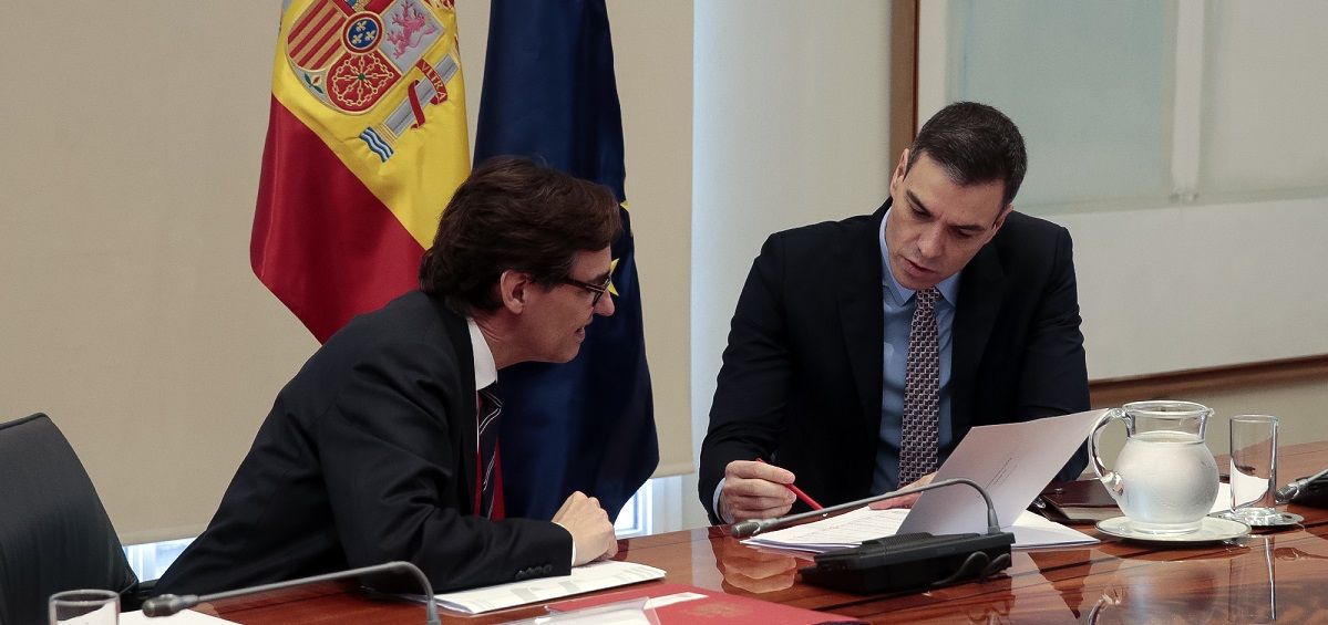 Pedro Sánchez, junto al ministro Salvador Illa, durante la videoconferencia de presidentes. (Foto. Moncloa)