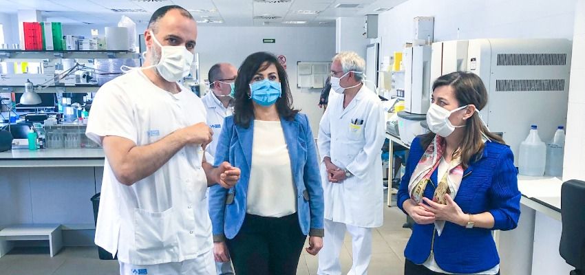 Sara Alba (d) junto a la presidenta de La Rioja, Concha Andreu (c), durante una visita a un laboratorio (Foto. Gobierno de La Rioja)