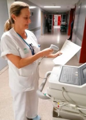 Profesional haciendo uso de la digitalización de electrocardiogramas (Foto. Junta de Andalucía)