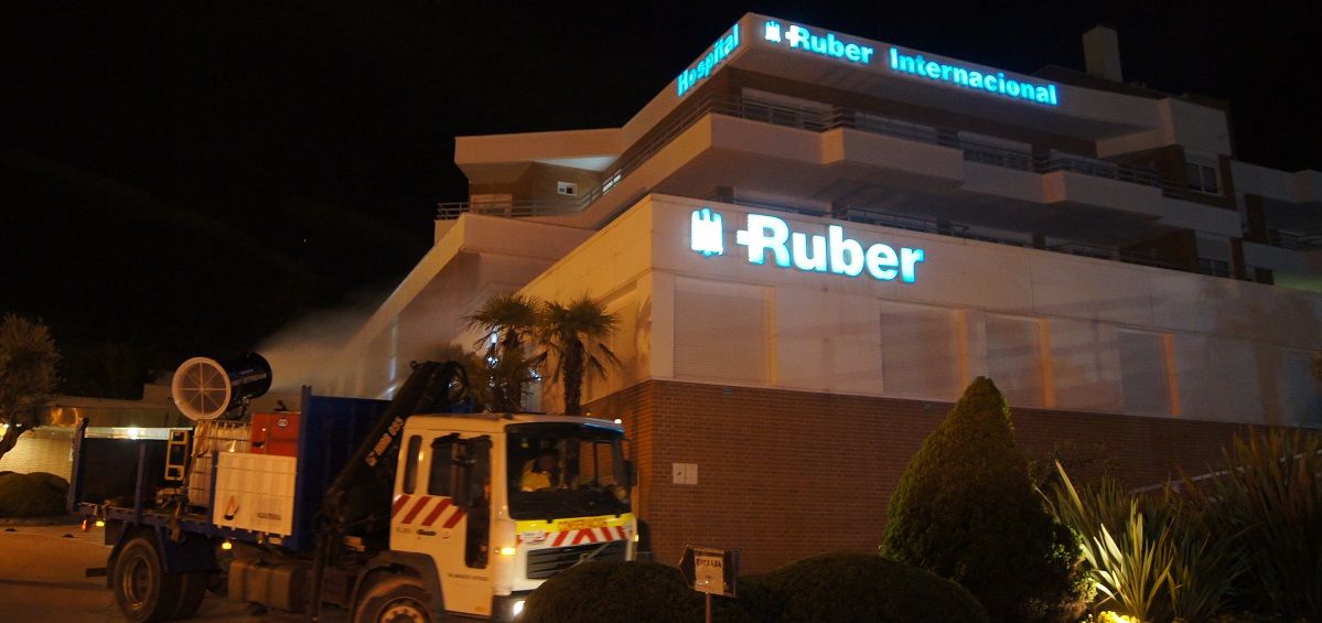 Limpieza y desinfección en los exteriores del Hospital Ruber Internacional. (Foto. ConSalud)