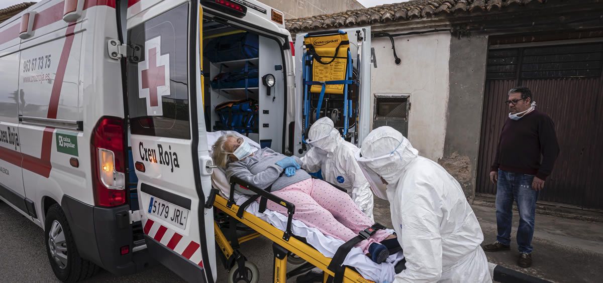 Traslado de una paciente con sospecha de Covid-19 en la provincia de Valencia (Foto: Cruz Roja Española)