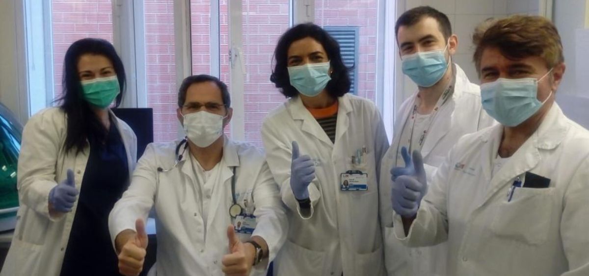 La doctora Silvia Sánchez Ramón (al centro de la imagen) y Pedro Pérez Segura (a la derecha). (Foto. Hospital Clínico San Carlos)
