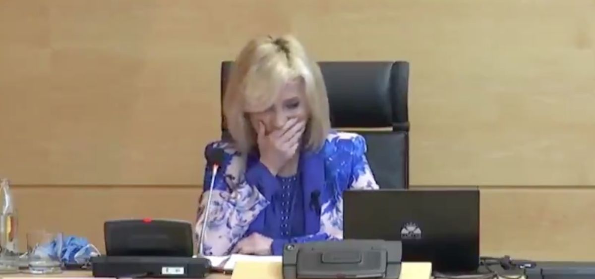 La consejera de Sanidad, Verónica Casado, rompe a llorar durante su intervención.
