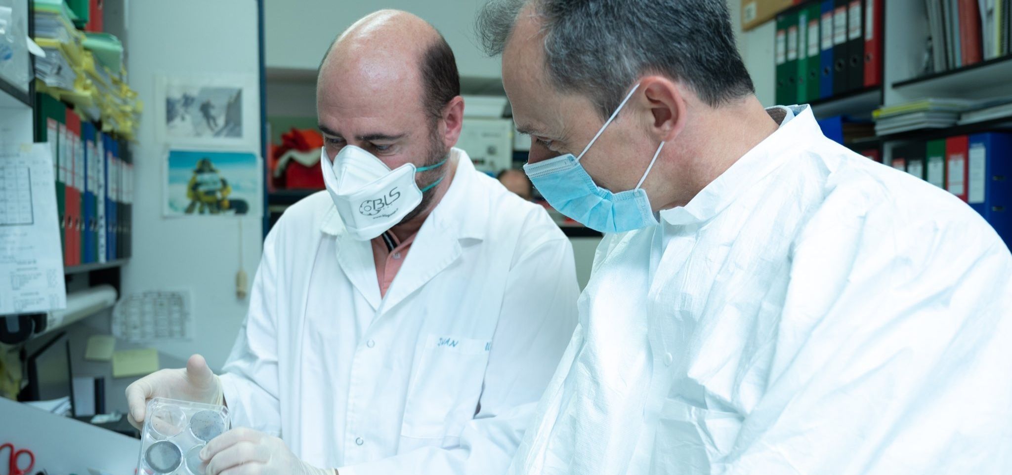 El científico del CNB, Juan Arriaza, junto al ministro de Ciencia, Pedro Duque (Foto: Moncloa)