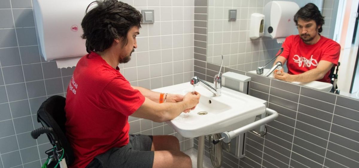 Hombre realizando la higiene de manos (Foto. Sescam)