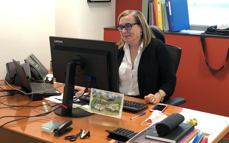 Amparo García Castelar, directora gerente del 061 Aragón, trabaja en su despacho para coordinar la institución en la lucha frente al coronavirus
