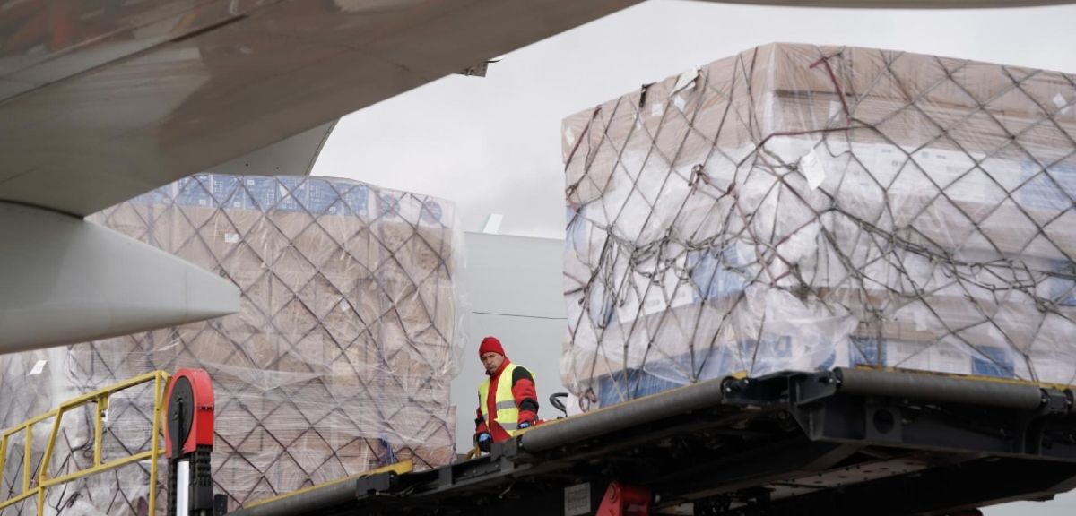 El avión con material sanitario procedente de China ha aterrizado esta tarde en el Aeropuerto de Barajas. (Foto. Comunidad de Madrid)