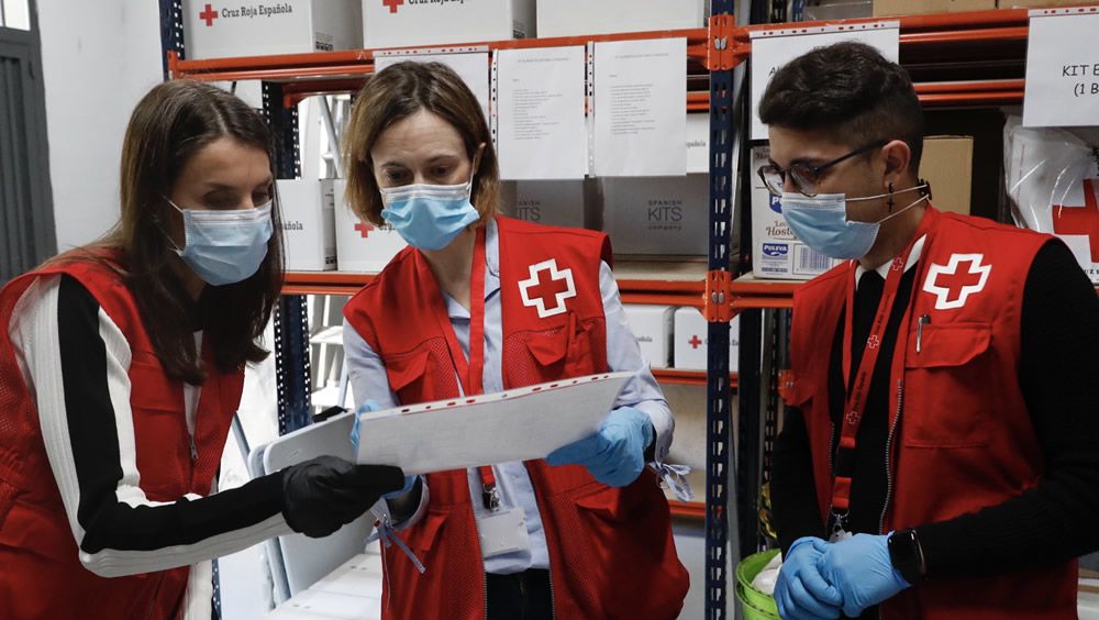 La Reina apoya la labor de los voluntarios de Cruz Roja