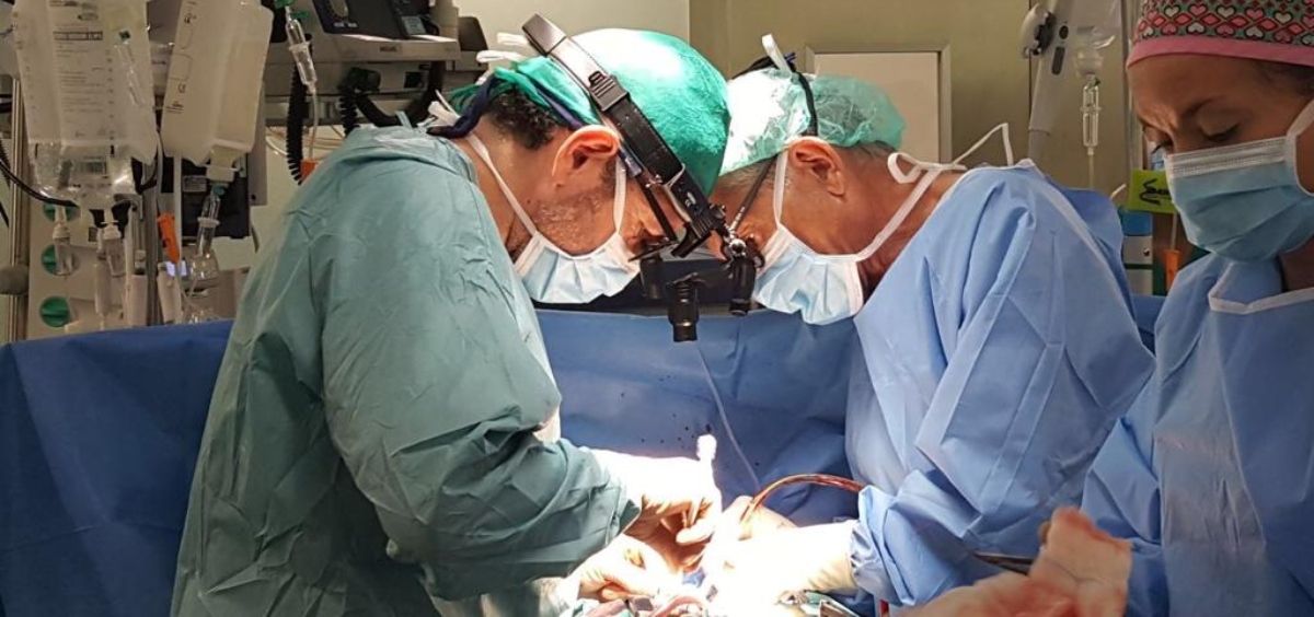 Momento de la intervención quirúrgica (Foto. Hospital Doctor Negrín)