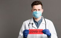 Profesional sanitario ante la pandemia del coronavirus (Foto: Freepik)