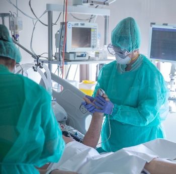 Profesionales del Hospital de Torrevieja tratando a un paciente con Covid (Foto. ConSalud)