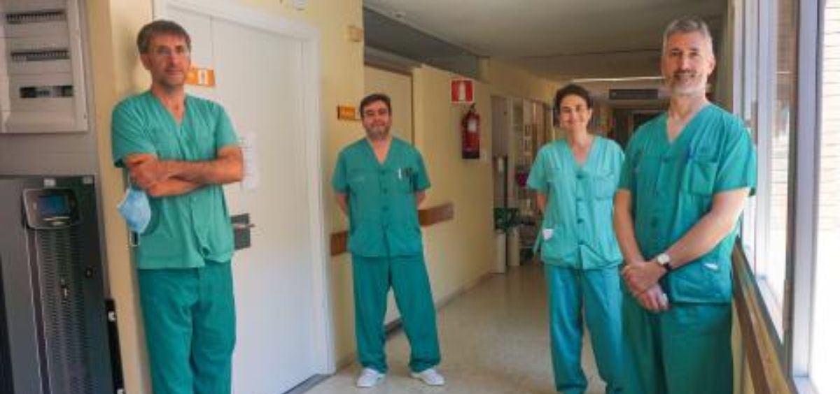 Profesionales de la UCI del Hospital de Toledo que han participado en el artículo sobre la traqueotomía (Foto. Sescam)
