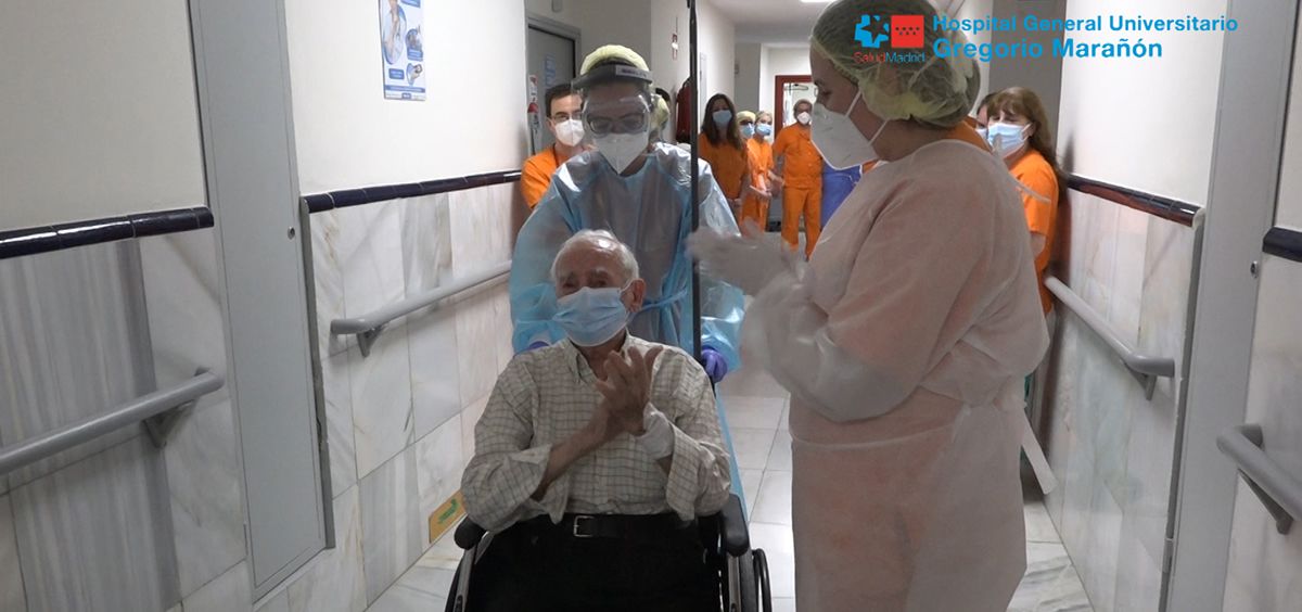 Los profesionales sanitarios dan el alta a Pedro (Foto: Hospital Gregorio Marañón)