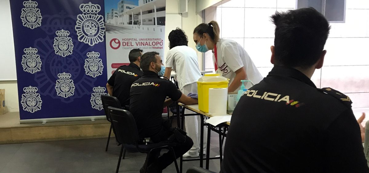 Un equipo de sanitarios ha realizado más de 1.500 test a agentes de la Policía Nacional de Elda, Orihuela y Alicante (Foto. Hospital Vinalopó)